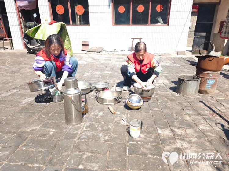 介休市敬老协会敬老爱老助老活动在龙凤镇峪子村入户75岁特困宋志英老人家中为老人打扫卫生、做饭包饺子 - 第7张 - 山西公益人 介休市敬老协会敬老爱老助老活动在龙凤镇峪子村入户75岁特困宋志英老人家中为老人打扫卫生、做饭包饺子 - 第7张