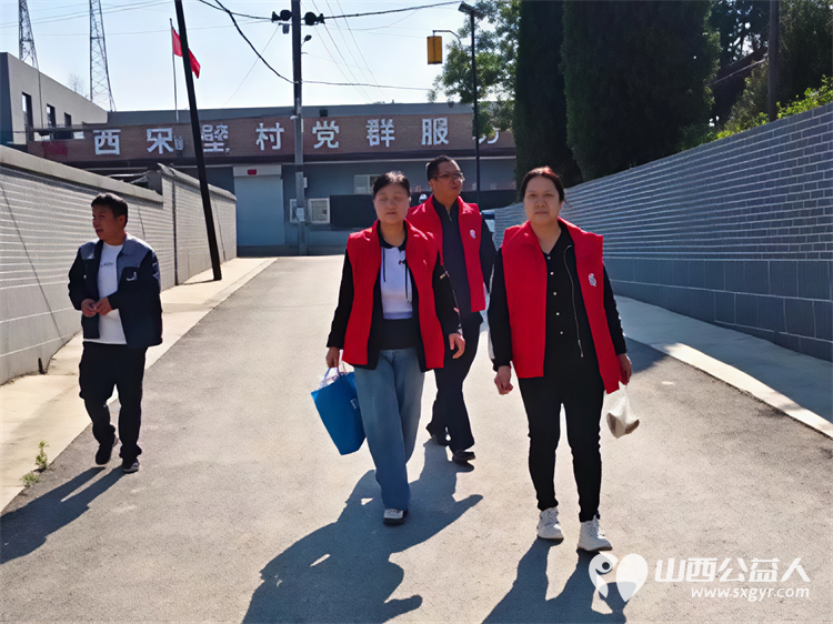 龙凤镇西宋壁村迎来介休市敬老协会志愿者入户82岁特困候永禄老人家为老人打扫卫生包饺子 - 第1张 - 山西公益人 龙凤镇西宋壁村迎来介休市敬老协会志愿者入户82岁特困候永禄老人家为老人打扫卫生包饺子 - 第1张