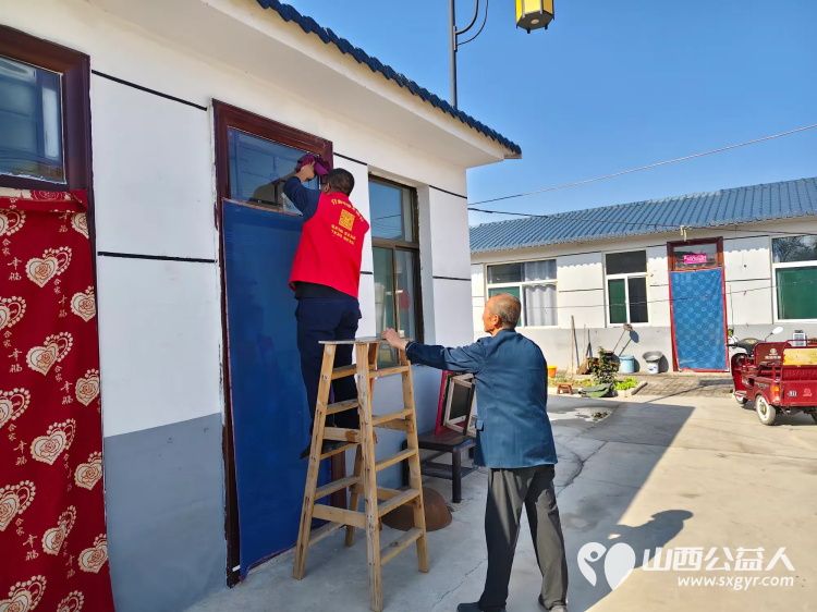 介休市敬老协会敬老助老活动在龙凤镇西宋壁村入户了74岁特困边远忠老人家为老人打扫室内外卫生包饺子 - 第3张 - 山西公益人 介休市敬老协会敬老助老活动在龙凤镇西宋壁村入户了74岁特困边远忠老人家为老人打扫室内外卫生包饺子 - 第3张