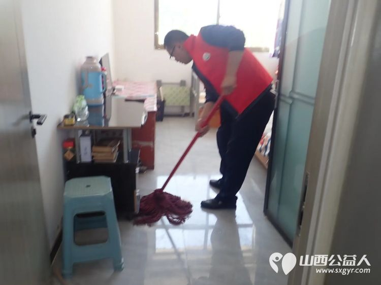 介休市敬老协会敬老助老活动在龙凤镇西宋壁村入户了74岁特困边远忠老人家为老人打扫室内外卫生包饺子 - 第7张 - 山西公益人 介休市敬老协会敬老助老活动在龙凤镇西宋壁村入户了74岁特困边远忠老人家为老人打扫室内外卫生包饺子 - 第7张