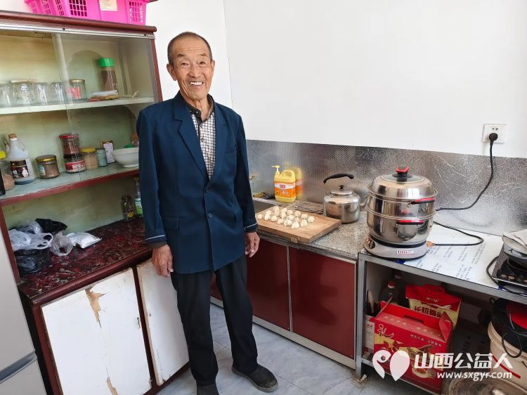 介休市敬老协会敬老助老活动在龙凤镇西宋壁村入户了74岁特困边远忠老人家为老人打扫室内外卫生包饺子 - 第6张 - 山西公益人 介休市敬老协会敬老助老活动在龙凤镇西宋壁村入户了74岁特困边远忠老人家为老人打扫室内外卫生包饺子 - 第6张