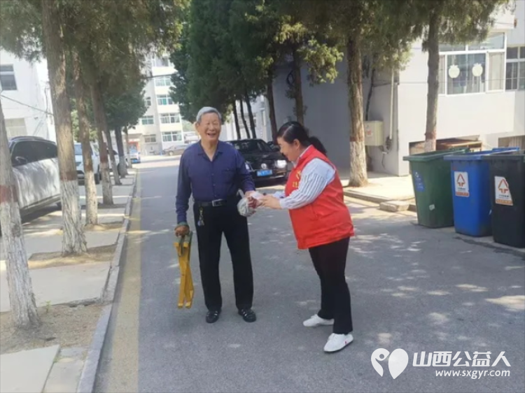 忻州最美志愿者冯丽和红色志愿者常俊丽开展 粽香情暖龙岗志愿爱在端午 活动 - 第5张 - 山西公益人 忻州最美志愿者冯丽和红色志愿者常俊丽开展 粽香情暖龙岗志愿爱在端午 活动 - 第5张