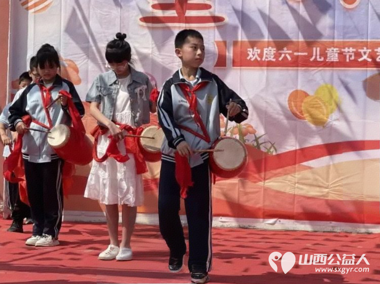 爱暖童心情系六一 交城县顺风公益协会组织志愿者走进会立学校为孩子们送去了衣服牙膏彩笔等物资用实际行动传递温暖点亮孩子们的节日梦想 - 第4张 - 山西公益人 爱暖童心情系六一 交城县顺风公益协会组织志愿者走进会立学校为孩子们送去了衣服牙膏彩笔等物资用实际行动传递温暖点亮孩子们的节日梦想 - 第4张