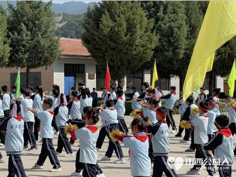 爱暖童心情系六一 交城县顺风公益协会组织志愿者走进会立学校为孩子们送去了衣服牙膏彩笔等物资用实际行动传递温暖点亮孩子们的节日梦想 - 第6张 - 山西公益人 爱暖童心情系六一 交城县顺风公益协会组织志愿者走进会立学校为孩子们送去了衣服牙膏彩笔等物资用实际行动传递温暖点亮孩子们的节日梦想 - 第6张