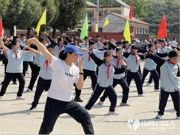 爱暖童心情系六一 交城县顺风公益协会组织志愿者走进会立学校为孩子们送去了衣服牙膏彩笔等物资用实际行动传递温暖点亮孩子们的节日梦想 - 第3张 - 山西公益人 爱暖童心情系六一 交城县顺风公益协会组织志愿者走进会立学校为孩子们送去了衣服牙膏彩笔等物资用实际行动传递温暖点亮孩子们的节日梦想 - 第3张