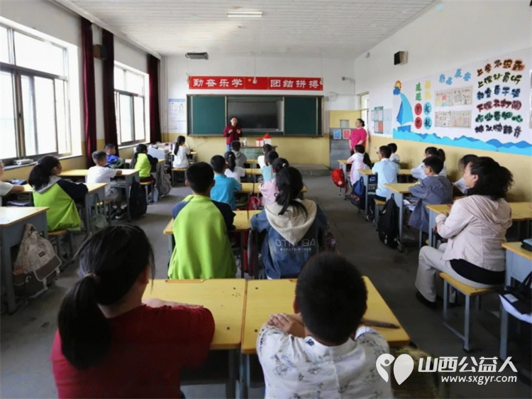 真情暖童心关爱护成长----文水县妇联文水县老促会关爱困境儿童走进北张村小学校为困境学生送来书包儿童眼部按摩仪红色读物等爱心物资 - 第3张