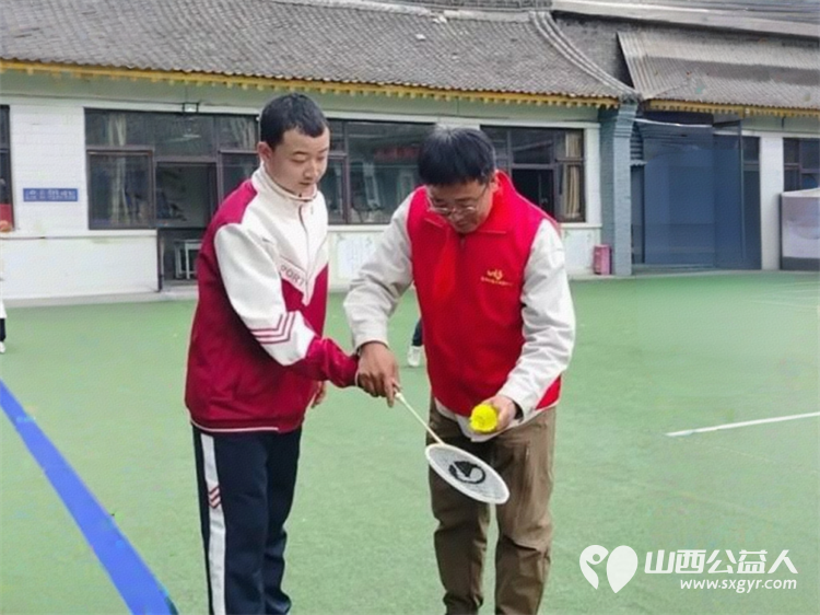 情暖校园爱心助学----忻州市爱心公益协会去五台县杨柏峪小学助学活动捐赠物资有羽毛球拍跳棋中性笔等学习用具和体育用品以及袜子大枣等生活用品 - 第12张 - 山西公益人 情暖校园爱心助学----忻州市爱心公益协会去五台县杨柏峪小学助学活动捐赠物资有羽毛球拍跳棋中性笔等学习用具和体育用品以及袜子大枣等生活用品 - 第12张