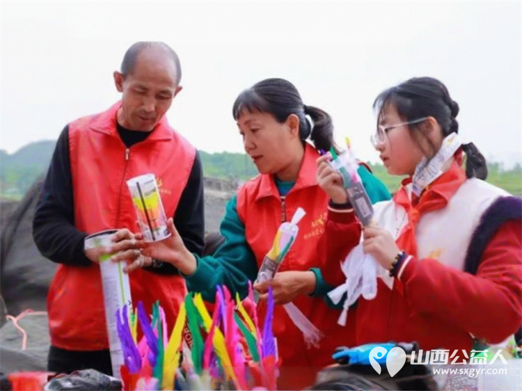 情暖校园爱心助学----忻州市爱心公益协会去五台县杨柏峪小学助学活动捐赠物资有羽毛球拍跳棋中性笔等学习用具和体育用品以及袜子大枣等生活用品 - 第11张 - 山西公益人 情暖校园爱心助学----忻州市爱心公益协会去五台县杨柏峪小学助学活动捐赠物资有羽毛球拍跳棋中性笔等学习用具和体育用品以及袜子大枣等生活用品 - 第11张