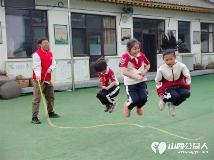 情暖校园爱心助学----忻州市爱心公益协会去五台县杨柏峪小学助学活动捐赠物资有羽毛球拍跳棋中性笔等学习用具和体育用品以及袜子大枣等生活用品 - 第9张 - 山西公益人 情暖校园爱心助学----忻州市爱心公益协会去五台县杨柏峪小学助学活动捐赠物资有羽毛球拍跳棋中性笔等学习用具和体育用品以及袜子大枣等生活用品 - 第9张