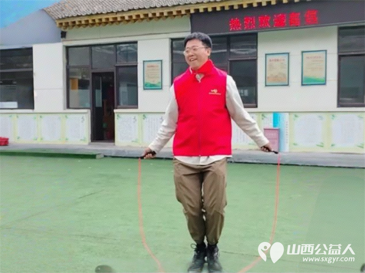 情暖校园爱心助学----忻州市爱心公益协会去五台县杨柏峪小学助学活动捐赠物资有羽毛球拍跳棋中性笔等学习用具和体育用品以及袜子大枣等生活用品 - 第10张 - 山西公益人 情暖校园爱心助学----忻州市爱心公益协会去五台县杨柏峪小学助学活动捐赠物资有羽毛球拍跳棋中性笔等学习用具和体育用品以及袜子大枣等生活用品 - 第10张