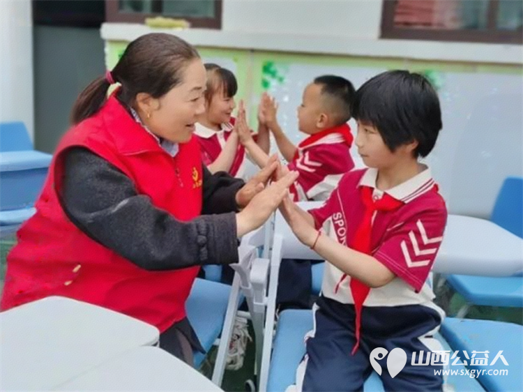 情暖校园爱心助学----忻州市爱心公益协会去五台县杨柏峪小学助学活动捐赠物资有羽毛球拍跳棋中性笔等学习用具和体育用品以及袜子大枣等生活用品 - 第5张 - 山西公益人 情暖校园爱心助学----忻州市爱心公益协会去五台县杨柏峪小学助学活动捐赠物资有羽毛球拍跳棋中性笔等学习用具和体育用品以及袜子大枣等生活用品 - 第5张