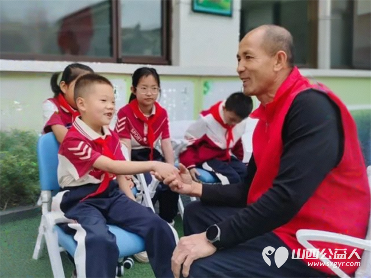 情暖校园爱心助学----忻州市爱心公益协会去五台县杨柏峪小学助学活动捐赠物资有羽毛球拍跳棋中性笔等学习用具和体育用品以及袜子大枣等生活用品 - 第4张 - 山西公益人 情暖校园爱心助学----忻州市爱心公益协会去五台县杨柏峪小学助学活动捐赠物资有羽毛球拍跳棋中性笔等学习用具和体育用品以及袜子大枣等生活用品 - 第4张