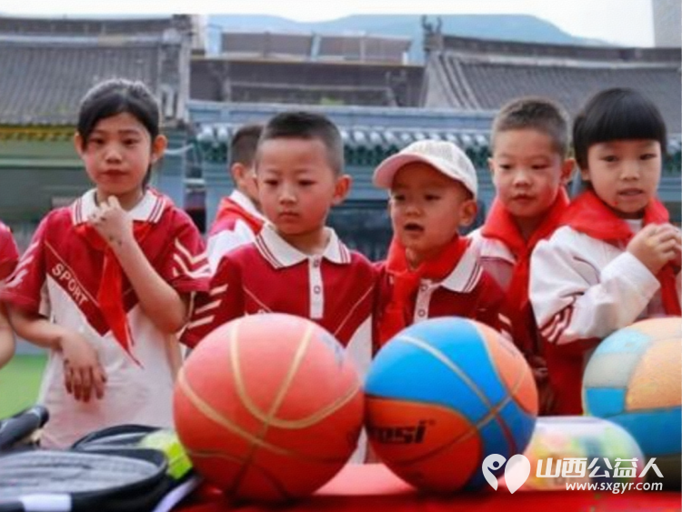 情暖校园爱心助学----忻州市爱心公益协会去五台县杨柏峪小学助学活动捐赠物资有羽毛球拍跳棋中性笔等学习用具和体育用品以及袜子大枣等生活用品 - 第8张 - 山西公益人 情暖校园爱心助学----忻州市爱心公益协会去五台县杨柏峪小学助学活动捐赠物资有羽毛球拍跳棋中性笔等学习用具和体育用品以及袜子大枣等生活用品 - 第8张