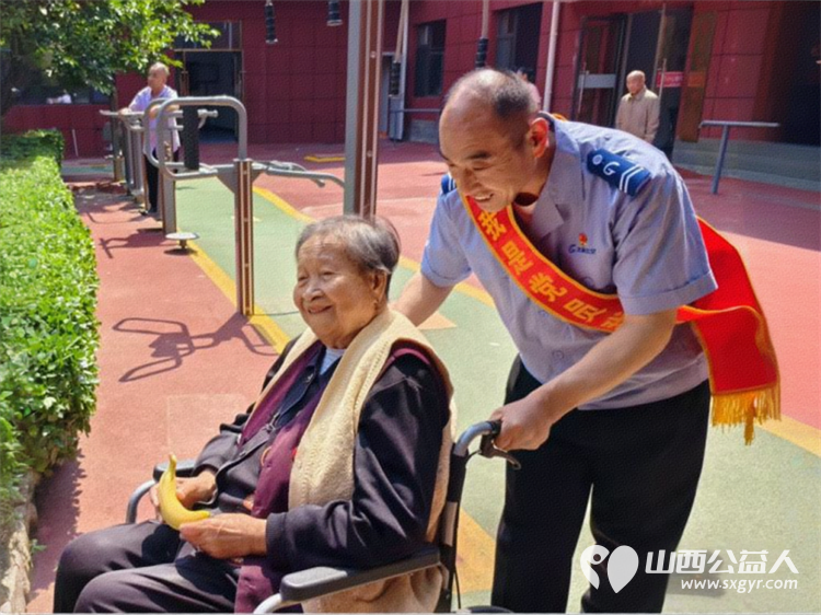 情暖敬老院 太原公交电车分公司四车队公交人端午敬老行走进比家美养老院开展端午慰问活动 - 第2张 - 山西公益人 情暖敬老院 太原公交电车分公司四车队公交人端午敬老行走进比家美养老院开展端午慰问活动 - 第2张
