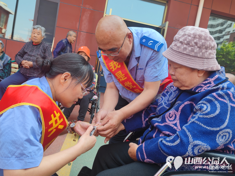 情暖敬老院 太原公交电车分公司四车队公交人端午敬老行走进比家美养老院开展端午慰问活动 - 第4张 - 山西公益人 情暖敬老院 太原公交电车分公司四车队公交人端午敬老行走进比家美养老院开展端午慰问活动 - 第4张