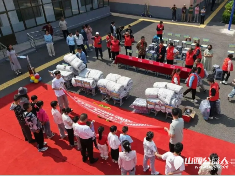 让爱没有缝隙汇就多彩人生 长治正能量公益协会屯留区办事处志愿者来到屯留区特殊教育学校进行关爱活动看望这里的特殊儿童赠送爱心物资 - 第12张 - 山西公益人 让爱没有缝隙汇就多彩人生 长治正能量公益协会屯留区办事处志愿者来到屯留区特殊教育学校进行关爱活动看望这里的特殊儿童赠送爱心物资 - 第12张
