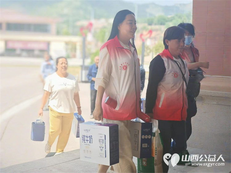 端午情暖养老院公益善举映初心 长治市正能量公益协会潞州区分会携手志愿服务一队走进了平顺县德亨仁厚医养中心慰问看望老人们送上米面牛奶粽子 - 第4张