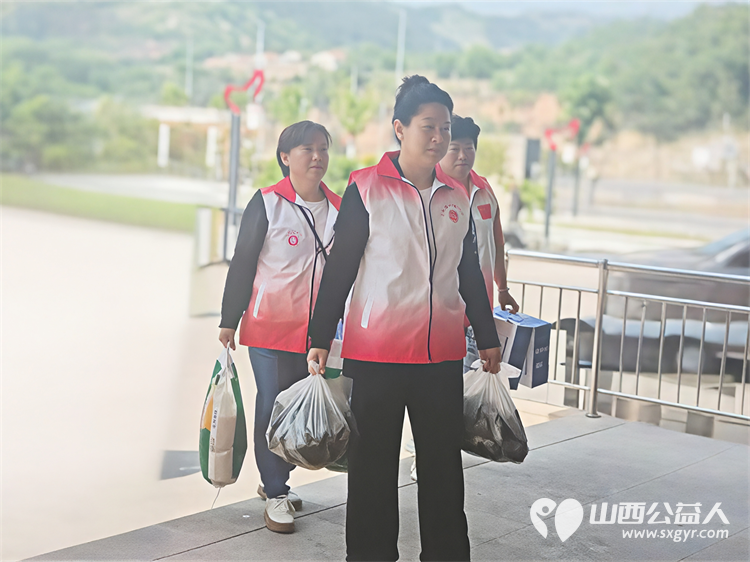 端午情暖养老院公益善举映初心 长治市正能量公益协会潞州区分会携手志愿服务一队走进了平顺县德亨仁厚医养中心慰问看望老人们送上米面牛奶粽子 - 第2张