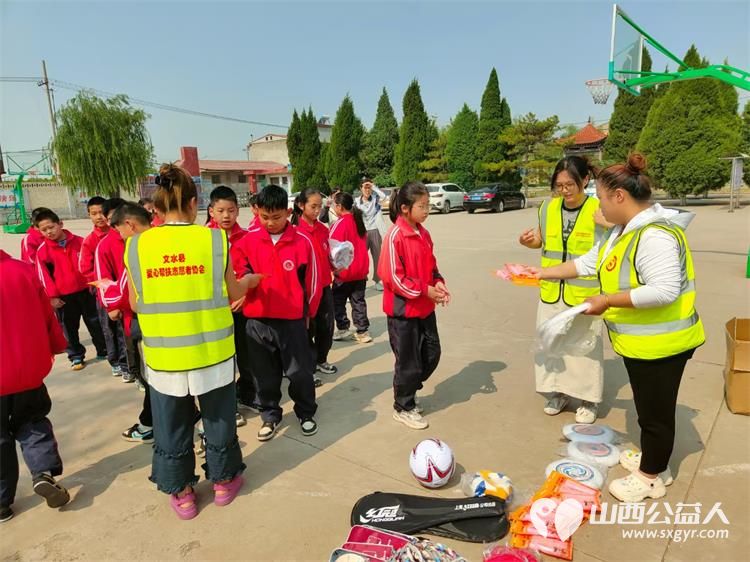 微心愿点亮童年爱心汇聚岳村校园 文水县爱心帮扶志愿者协会志愿者前往岳村学校为30名困境儿童送去微心愿礼物感谢马龙球迷向岳村学校捐赠的价值1500元的体育用品包 - 第9张 - 山西公益人 微心愿点亮童年爱心汇聚岳村校园 文水县爱心帮扶志愿者协会志愿者前往岳村学校为30名困境儿童送去微心愿礼物感谢马龙球迷向岳村学校捐赠的价值1500元的体育用品包 - 第9张