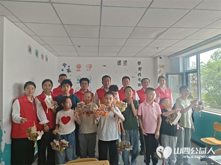 中建六局第六建设山西分公司党支部组织党员团员志愿者走进太原市灵星孤独症康复中心开展“粽香飘社区·点亮‘星星’微心愿”主题党日活动 - 第2张 - 山西公益人 中建六局第六建设山西分公司党支部组织党员团员志愿者走进太原市灵星孤独症康复中心开展“粽香飘社区·点亮‘星星’微心愿”主题党日活动 - 第2张