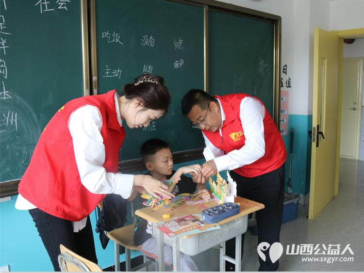 中建六局第六建设山西分公司党支部组织党员团员志愿者走进太原市灵星孤独症康复中心开展“粽香飘社区·点亮‘星星’微心愿”主题党日活动 - 第6张 - 山西公益人 中建六局第六建设山西分公司党支部组织党员团员志愿者走进太原市灵星孤独症康复中心开展“粽香飘社区·点亮‘星星’微心愿”主题党日活动 - 第6张