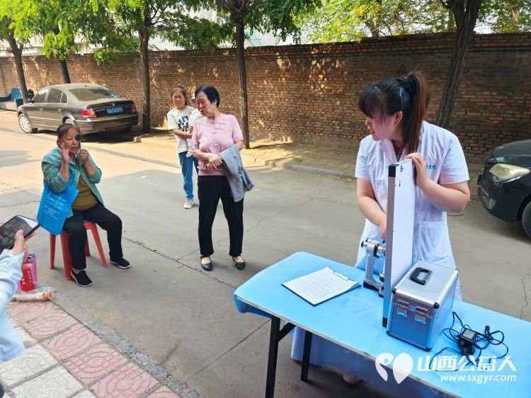 志愿服务进社区健康活动暖人心5月28日介休市敬老协会在东南街道迎翠街社区爱心理发义诊 - 第7张 - 山西公益人 志愿服务进社区健康活动暖人心5月28日介休市敬老协会在东南街道迎翠街社区爱心理发义诊 - 第7张