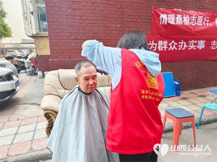 志愿服务进社区健康活动暖人心5月28日介休市敬老协会在东南街道迎翠街社区爱心理发义诊 - 第4张 - 山西公益人 志愿服务进社区健康活动暖人心5月28日介休市敬老协会在东南街道迎翠街社区爱心理发义诊 - 第4张