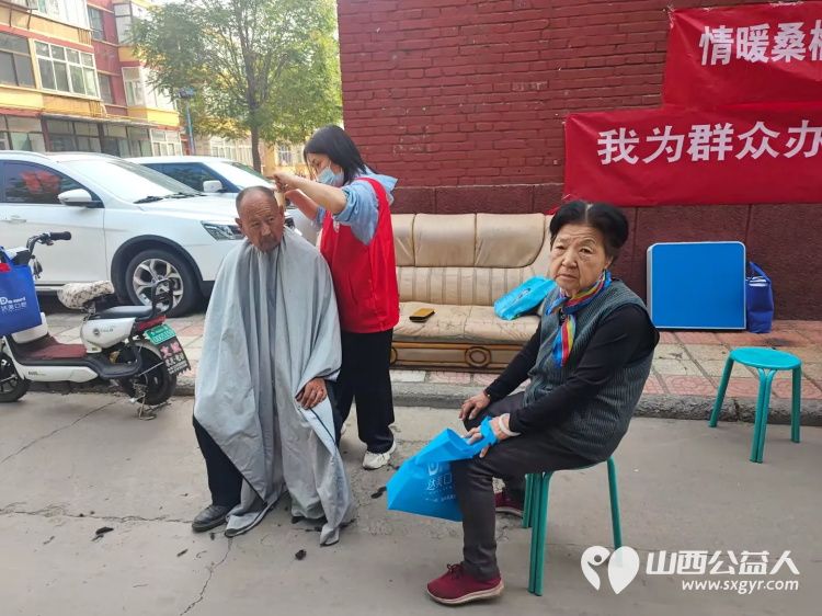 志愿服务进社区健康活动暖人心5月28日介休市敬老协会在东南街道迎翠街社区爱心理发义诊 - 第3张 - 山西公益人 志愿服务进社区健康活动暖人心5月28日介休市敬老协会在东南街道迎翠街社区爱心理发义诊 - 第3张