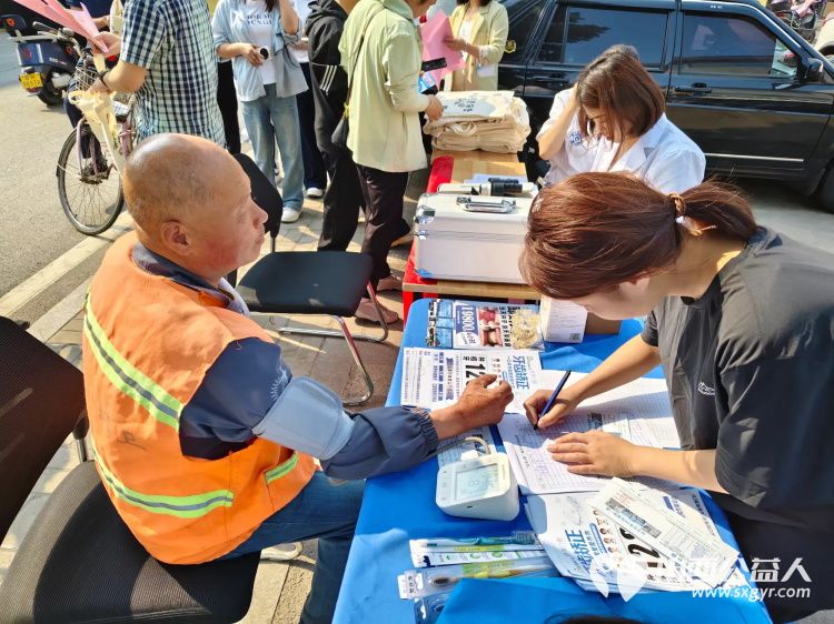志愿服务进社区健康活动暖人心----介休市敬老协会志愿者5月28日走进东南街道段家巷社区为老人们爱心理发、测视力、量血压、口腔检查 - 第13张 - 山西公益人 志愿服务进社区健康活动暖人心----介休市敬老协会志愿者5月28日走进东南街道段家巷社区为老人们爱心理发、测视力、量血压、口腔检查 - 第13张