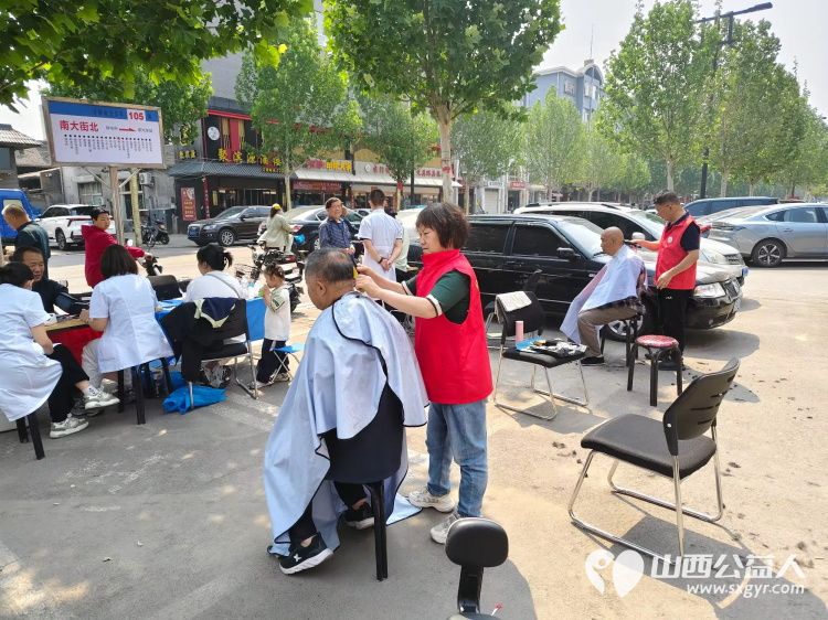 志愿服务进社区健康活动暖人心----介休市敬老协会志愿者5月28日走进东南街道段家巷社区为老人们爱心理发、测视力、量血压、口腔检查 - 第8张 - 山西公益人 志愿服务进社区健康活动暖人心----介休市敬老协会志愿者5月28日走进东南街道段家巷社区为老人们爱心理发、测视力、量血压、口腔检查 - 第8张