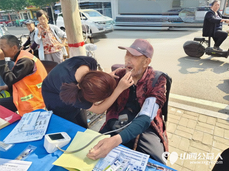 志愿服务进社区健康活动暖人心----介休市敬老协会志愿者5月28日走进东南街道段家巷社区为老人们爱心理发、测视力、量血压、口腔检查 - 第12张 - 山西公益人 志愿服务进社区健康活动暖人心----介休市敬老协会志愿者5月28日走进东南街道段家巷社区为老人们爱心理发、测视力、量血压、口腔检查 - 第12张