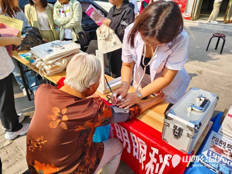 志愿服务进社区健康活动暖人心----介休市敬老协会志愿者5月28日走进东南街道段家巷社区为老人们爱心理发、测视力、量血压、口腔检查 - 第11张 - 山西公益人 志愿服务进社区健康活动暖人心----介休市敬老协会志愿者5月28日走进东南街道段家巷社区为老人们爱心理发、测视力、量血压、口腔检查 - 第11张