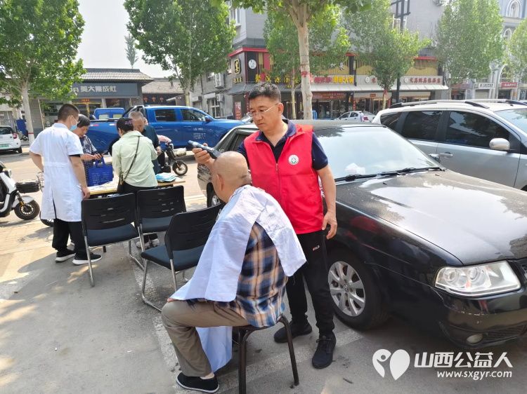 志愿服务进社区健康活动暖人心----介休市敬老协会志愿者5月28日走进东南街道段家巷社区为老人们爱心理发、测视力、量血压、口腔检查 - 第6张 - 山西公益人 志愿服务进社区健康活动暖人心----介休市敬老协会志愿者5月28日走进东南街道段家巷社区为老人们爱心理发、测视力、量血压、口腔检查 - 第6张