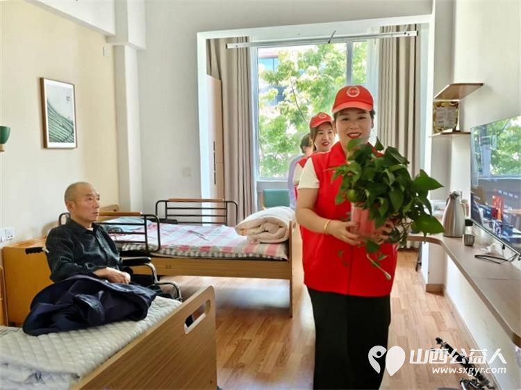 志愿服务暖人心2025端午敬老行——潞城区正能量公益协会端午节前走进暖心窝康养院服务老人们 - 第7张 - 山西公益人 志愿服务暖人心2025端午敬老行——潞城区正能量公益协会端午节前走进暖心窝康养院服务老人们 - 第7张
