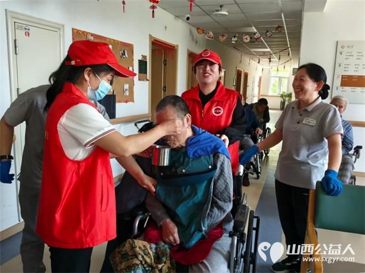 志愿服务暖人心2025端午敬老行——潞城区正能量公益协会端午节前走进暖心窝康养院服务老人们 - 第8张 - 山西公益人 志愿服务暖人心2025端午敬老行——潞城区正能量公益协会端午节前走进暖心窝康养院服务老人们 - 第8张