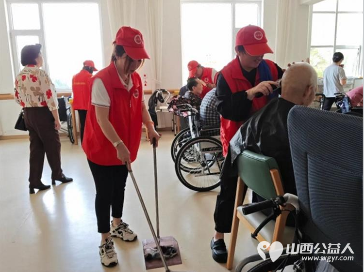 志愿服务暖人心2025端午敬老行——潞城区正能量公益协会端午节前走进暖心窝康养院服务老人们 - 第4张 - 山西公益人 志愿服务暖人心2025端午敬老行——潞城区正能量公益协会端午节前走进暖心窝康养院服务老人们 - 第4张
