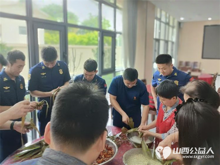 太原市烛光志愿服务中心携手小北关社区小北关消防救援站组织志愿服务项目受助家庭对接志愿者开展 粽香暖人心邻里一家亲 包粽子活动 - 第4张 - 山西公益人 太原市烛光志愿服务中心携手小北关社区小北关消防救援站组织志愿服务项目受助家庭对接志愿者开展 粽香暖人心邻里一家亲 包粽子活动 - 第4张