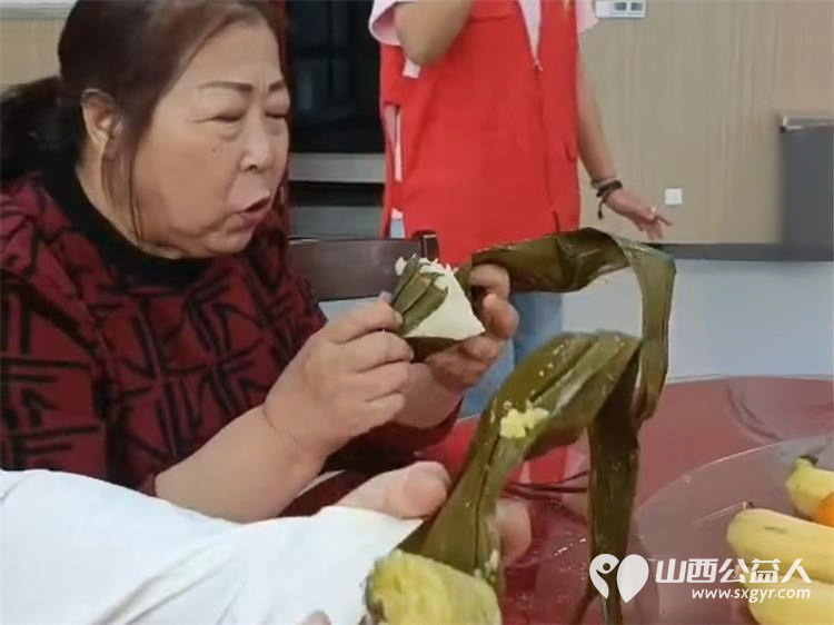 太原市烛光志愿服务中心携手小北关社区小北关消防救援站组织志愿服务项目受助家庭对接志愿者开展 粽香暖人心邻里一家亲 包粽子活动 - 第8张 - 山西公益人 太原市烛光志愿服务中心携手小北关社区小北关消防救援站组织志愿服务项目受助家庭对接志愿者开展 粽香暖人心邻里一家亲 包粽子活动 - 第8张