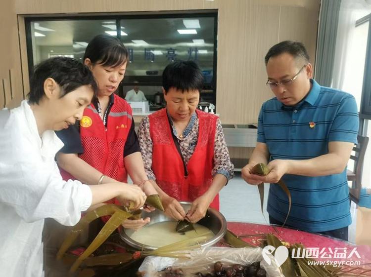 太原市烛光志愿服务中心携手小北关社区小北关消防救援站组织志愿服务项目受助家庭对接志愿者开展 粽香暖人心邻里一家亲 包粽子活动 - 第5张 - 山西公益人 太原市烛光志愿服务中心携手小北关社区小北关消防救援站组织志愿服务项目受助家庭对接志愿者开展 粽香暖人心邻里一家亲 包粽子活动 - 第5张