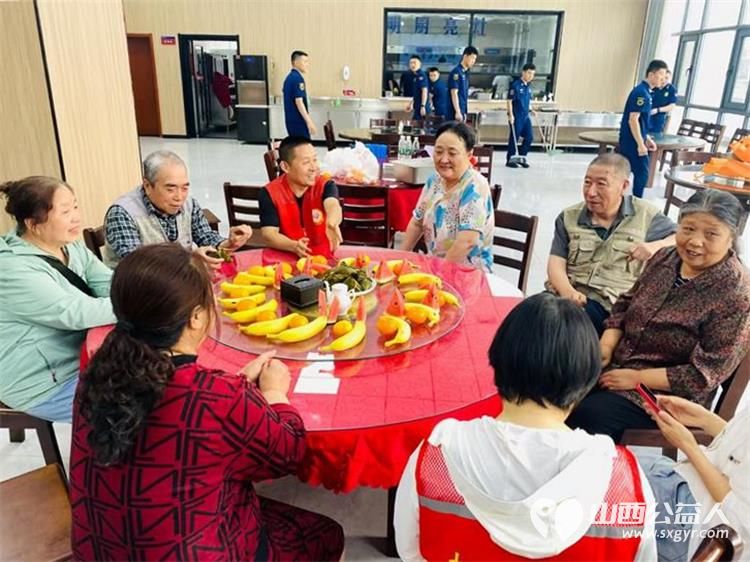 太原市烛光志愿服务中心携手小北关社区小北关消防救援站组织志愿服务项目受助家庭对接志愿者开展 粽香暖人心邻里一家亲 包粽子活动 - 第3张 - 山西公益人 太原市烛光志愿服务中心携手小北关社区小北关消防救援站组织志愿服务项目受助家庭对接志愿者开展 粽香暖人心邻里一家亲 包粽子活动 - 第3张