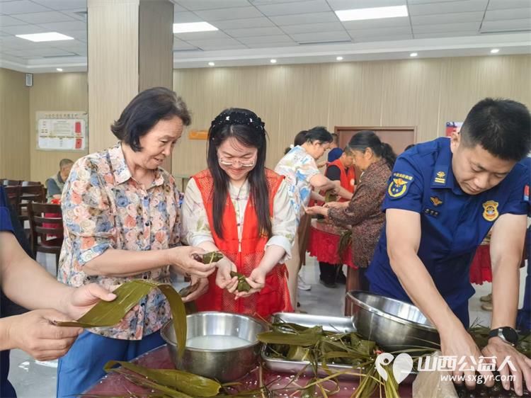 太原市烛光志愿服务中心携手小北关社区小北关消防救援站组织志愿服务项目受助家庭对接志愿者开展 粽香暖人心邻里一家亲 包粽子活动 - 第6张 - 山西公益人 太原市烛光志愿服务中心携手小北关社区小北关消防救援站组织志愿服务项目受助家庭对接志愿者开展 粽香暖人心邻里一家亲 包粽子活动 - 第6张