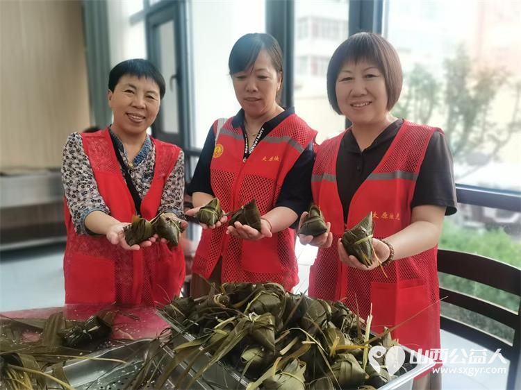 太原市烛光志愿服务中心携手小北关社区小北关消防救援站组织志愿服务项目受助家庭对接志愿者开展 粽香暖人心邻里一家亲 包粽子活动 - 第7张 - 山西公益人 太原市烛光志愿服务中心携手小北关社区小北关消防救援站组织志愿服务项目受助家庭对接志愿者开展 粽香暖人心邻里一家亲 包粽子活动 - 第7张