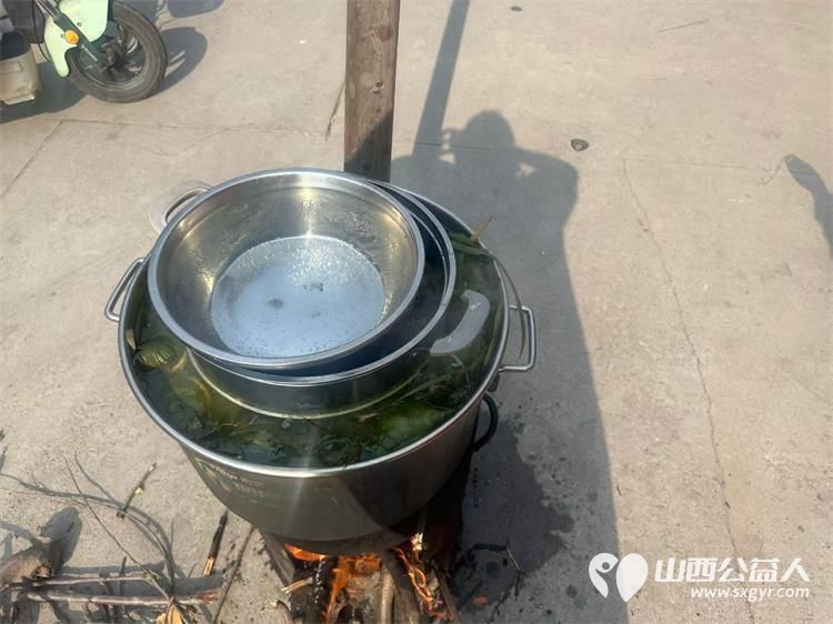 晋中市太谷区心连心志愿者协会五月端午组织志愿者包粽子活动送给弱势群体传递节日温暖 - 第7张 - 山西公益人 晋中市太谷区心连心志愿者协会五月端午组织志愿者包粽子活动送给弱势群体传递节日温暖 - 第7张