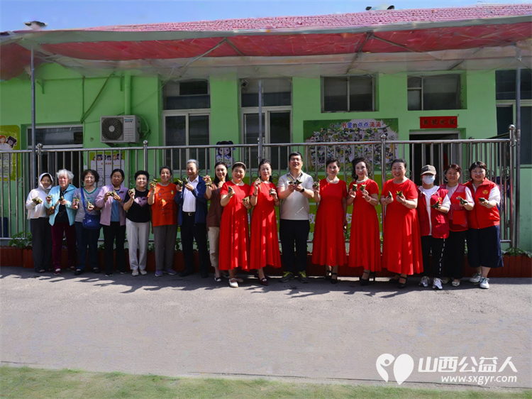 太原市旗袍文化学会端午节组织志愿者热热闹闹包粽子送给社区的孤寡老人及低保家庭 - 第2张