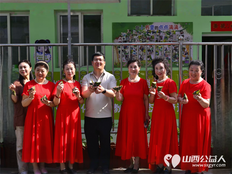 太原市旗袍文化学会端午节组织志愿者热热闹闹包粽子送给社区的孤寡老人及低保家庭 - 第3张