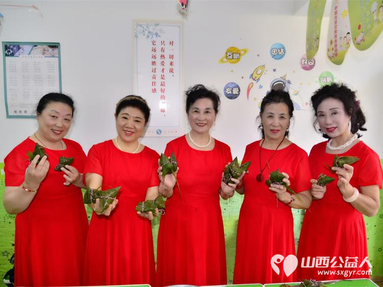 太原市旗袍文化学会端午节组织志愿者热热闹闹包粽子送给社区的孤寡老人及低保家庭 - 第4张