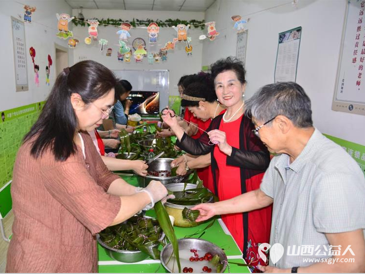 太原市旗袍文化学会端午节组织志愿者热热闹闹包粽子送给社区的孤寡老人及低保家庭 - 第8张