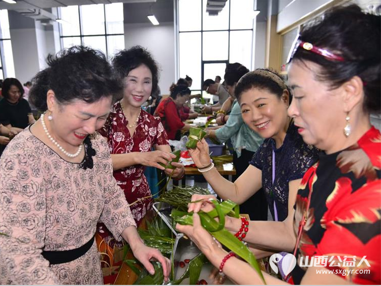 太原市旗袍文化学会端午节组织志愿者热热闹闹包粽子送给社区的孤寡老人及低保家庭 - 第7张