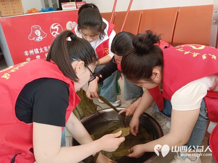 武乡县太东社区 粽香承古韵文明续新风 端午节主题活动众多居民热情参与并慰问老党员给快递小哥送粽子 - 第2张