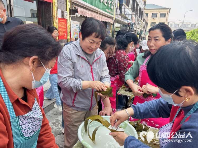 武乡县太东社区 粽香承古韵文明续新风 端午节主题活动众多居民热情参与并慰问老党员给快递小哥送粽子 - 第5张